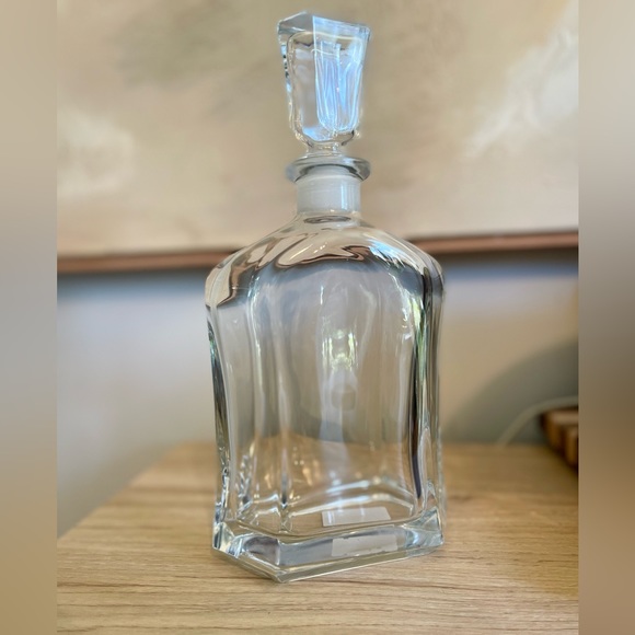 Bormioli Rocco Capitol 23.75oz Whiskey Decanter - Picture 1 of 3